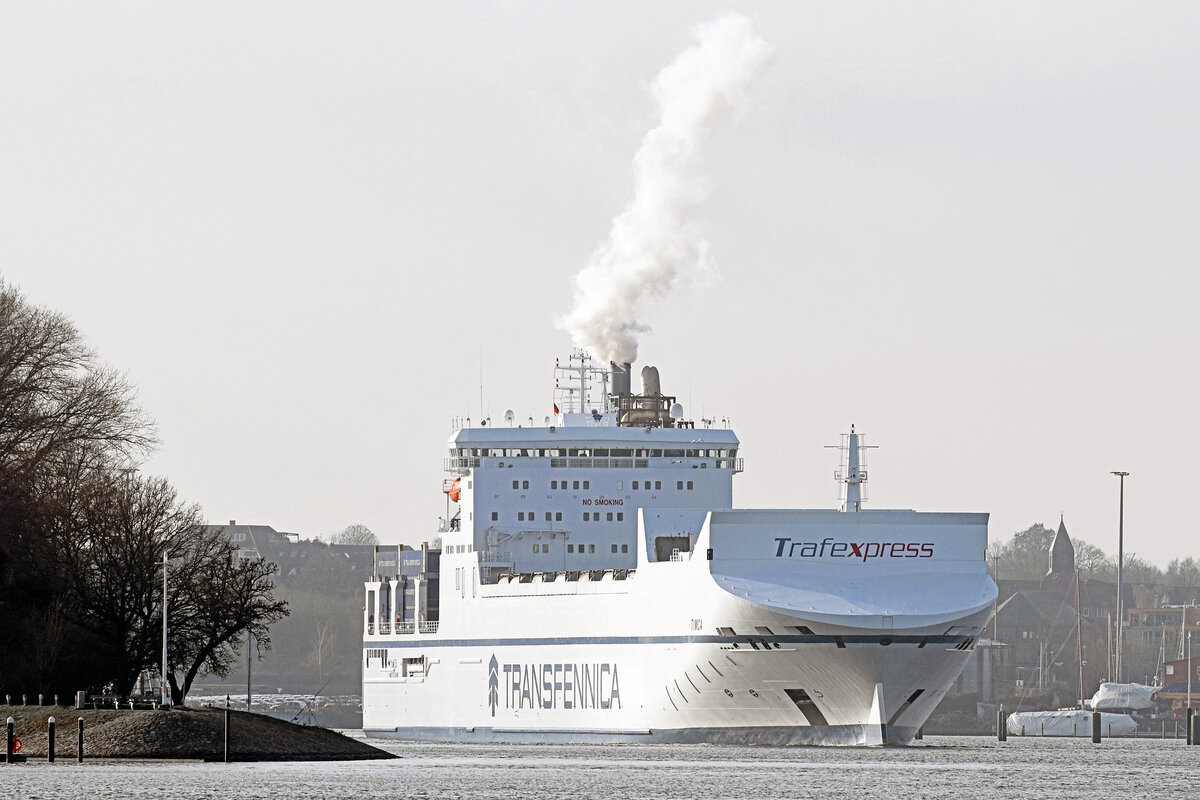 TIMCA (IMO 9307358, Transfennica) am 08.01.2022 Lübeck-Travemünde verlassend