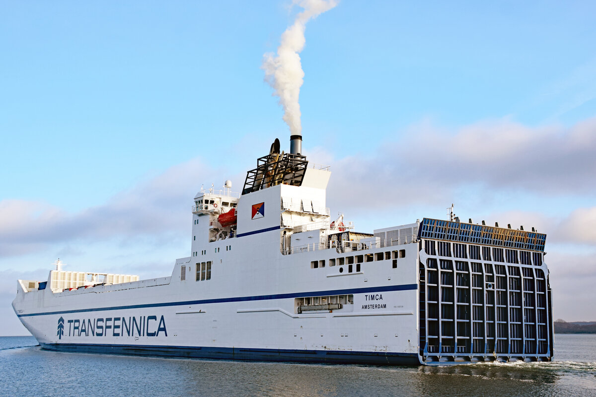 TIMCA (IMO 9307358, Transfennica) am 08.01.2022 Lübeck-Travemünde verlassend