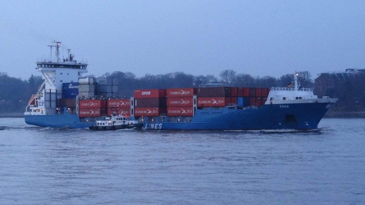 TINA    Containerschiff   28.02.2014     Rüschpark