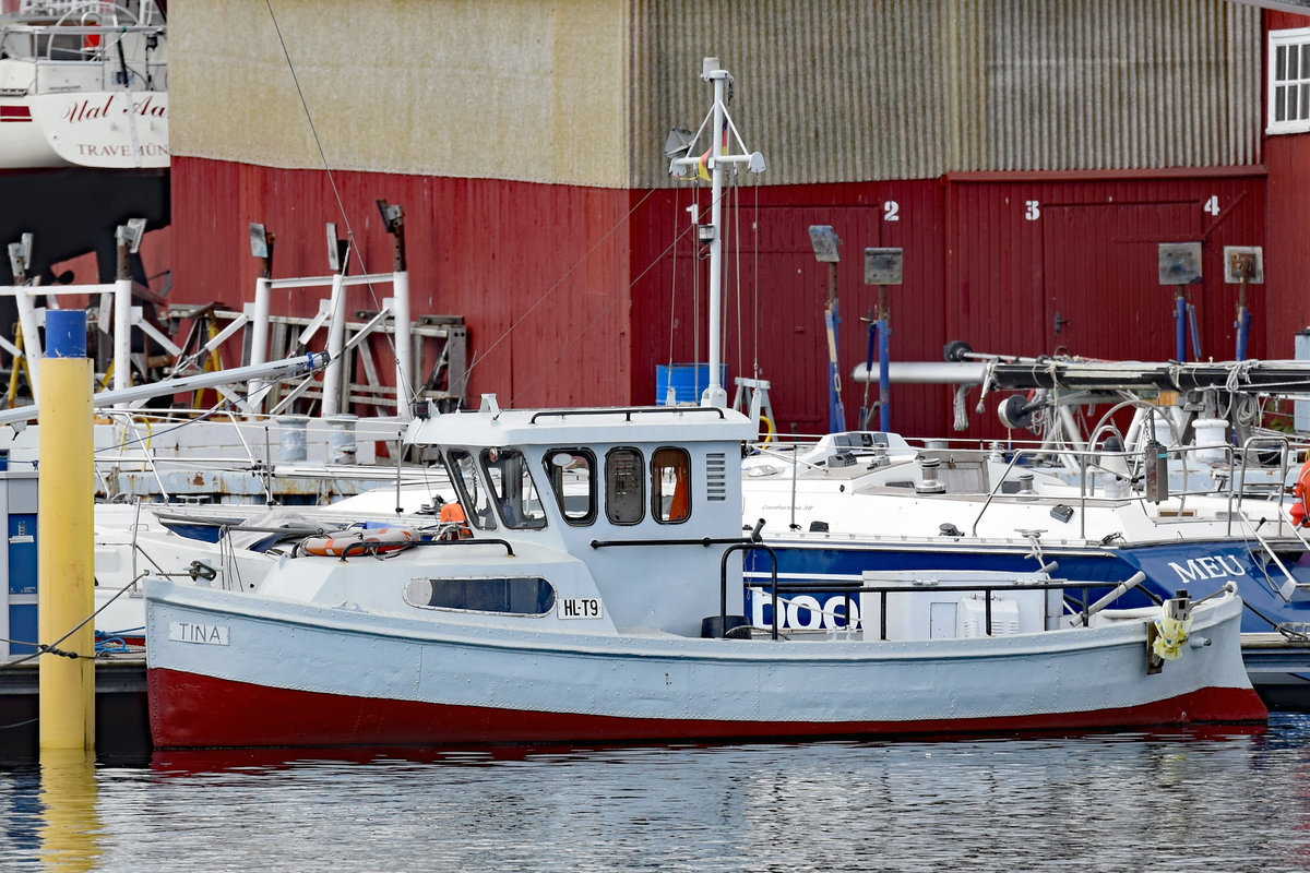 TINA (HL-T9) am 25.04.2020 im Hafen von Lübeck-Travemünde