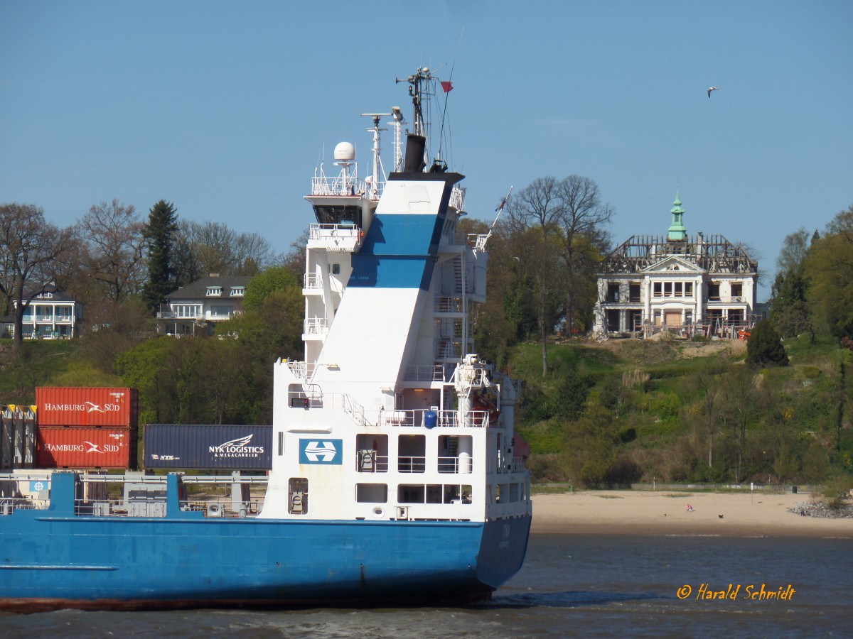 TINA (IMO 9466221) am 21.4.2015, Aufbau mit Schornsteinmarke, Hamburg auslaufend, Elbe Höhe Bubendeyufer / 
Feederschiff / BRZ 2.622 / Lüa 88,3 m, B 12,9 m, Tg 5,4 m / TEU 163 / 1 Diesel , ABC 12VDZC, 2.177 kW, 2.961 PS, / gebaut 2010 bei Zhouyang Shipbuilding, Anqing, China / Eigner: W&R Shipping, Zwijndrecht, NL, Flagge: NL, Heimathafen: Heerenveen /
