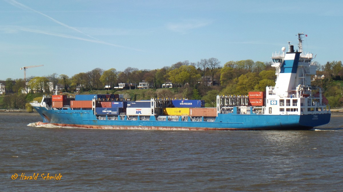 TINA (IMO 9466221) am 21.4.2015, Hamburg auslaufend, Elbe Höhe Bubendeyufer /
Feederschiff / BRZ 2.622 / Lüa 88,3 m, B 12,9 m, Tg 5,4 m / TEU 163 / 1 Diesel , ABC 12VDZC, 2.177 kW, 2.961 PS, / gebaut 2010 bei Zhouyang Shipbuilding, Anqing, China / Eigner: W&R Shipping, Zwijndrecht, NL, Flagge: NL, Heimathafen: Heerenveen /
