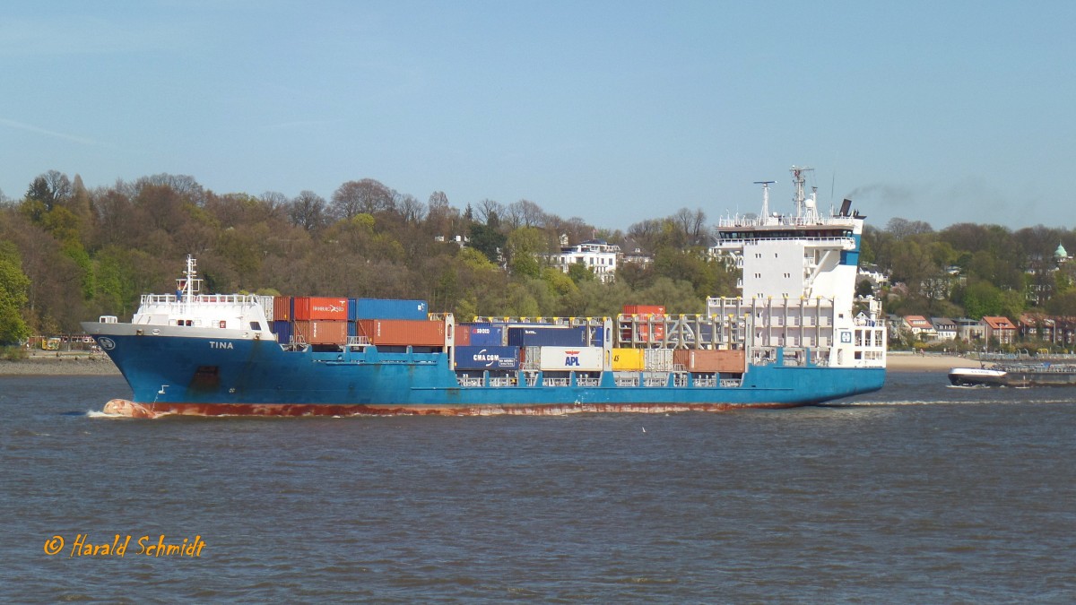 TINA (IMO 9466221) am 21.4.2015, Hamburg auslaufend, Elbe Höhe Bubendeyufer /
Feederschiff / BRZ 2.622 / Lüa 88,3 m, B 12,9 m, Tg 5,4 m / TEU 163 / 1 Diesel , ABC 12VDZC, 2.177 kW, 2.961 PS, / gebaut 2010 bei Zhouyang Shipbuilding, Anqing, China / Eigner: W&R Shipping, Zwijndrecht, NL, Flagge: NL, Heimathafen: Heerenveen /
