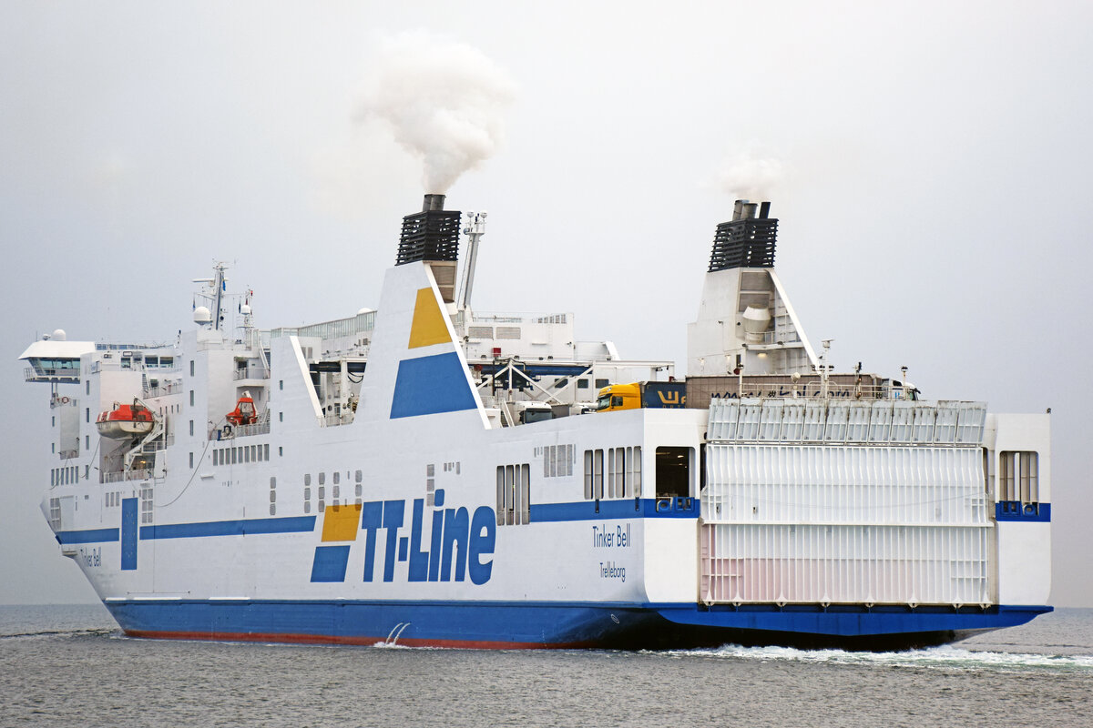 TINKER BELL ex PETER PAN (TT-Line, IMO 9217242) am 20.01.2023 in der Ostsee vor Lübeck-Travemünde