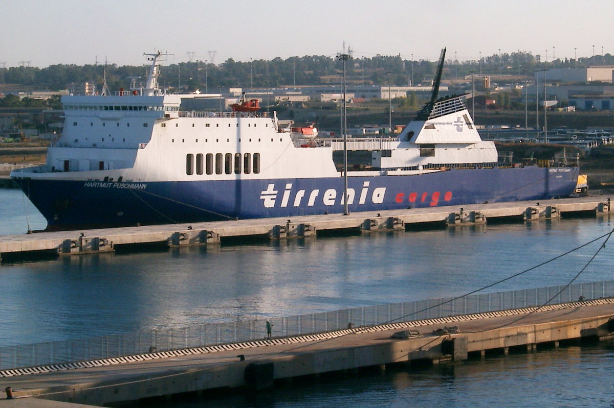 Tirrenia Cargo, 'Hartmut Puschmann', Passagier-/RoRo-Frachtschiff, IMO 9031686. Im Hafen von Civitavecchia, IT, am 18.07.2017.