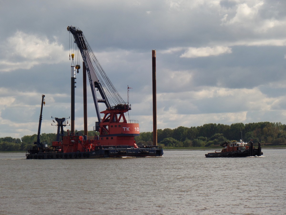 TK 10 – Wal  als Anhang des Schleppers KARIN (ENI 02012209) am 11.9.2014, Hamburg, Elbe vor Wedel  /  
Bergungsschiff mit 110 t Transport- und Hilfskran, 360° drehbar / 
Lüa. 46,0 m, Pontonlänge 40,0 m B 20,0 m, Tg ohne Ballast: 1,60 m, Tg mit 300 t Ladung: 2,85 m / Antrieb: Voith-Schneideranlage 2 x 450 PS, 7,0 kn  /

