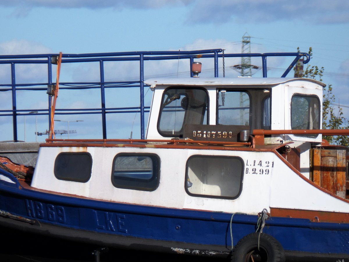 TK 3 (ENI 05107590) (HB 69) am 8.10.2017, Hamburg, Roßhafen, auf dem Schrottplatz Roßkai, ehem. Schuppen 84 /
Ex-Namen: ELKE (HB 69) >UHU I /
Barkasse / Lüa 14,21 m, B 2,99 m, Tg 1,69 m / gebaut 1920 bei Schüler Werft, Uetersen / zuletzt bei Taucher Knoth als TK 3 gefahren /
