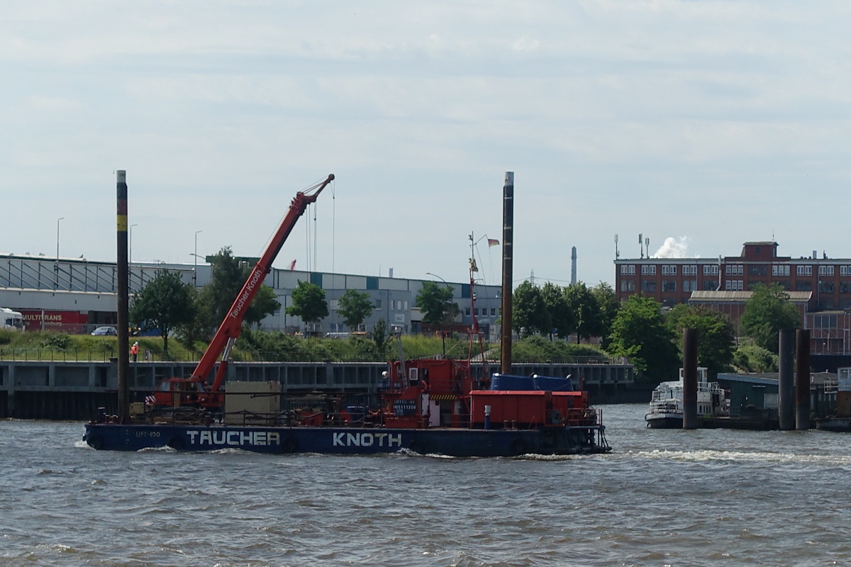 TK 9 „LIFT 100“ am 14.6.2019: Hamburg, Elbe Höhe Landungsbrücken / 
Flachwasserpontonschiff / Lüa 30 m. B 15 m / 2 Diesel, ges. 662 kW (900 PS) / Eigner: Taucher Knoth, Hamburg / 
