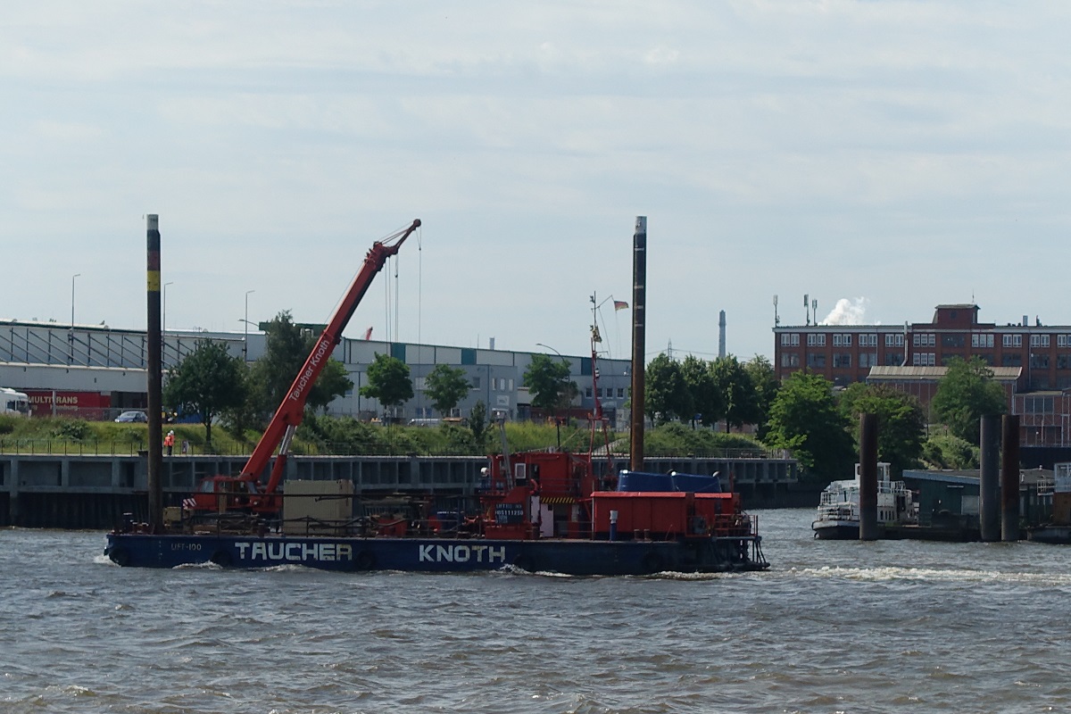 TK 9 „LIFT 100“ am 14.6.2019: Hamburg, Elbe Höhe Landungsbrücken / 
Flachwasserpontonschiff / Lüa 30 m. B 15 m / 2 Diesel, ges. 662 kW (900 PS) / Eigner: Taucher Knoth, Hamburg / 
