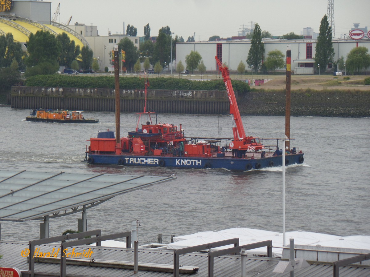 TK 9 am 25.7.2014, Hamburg, Hamburg, Elbe Höhe Landungsbrücken /
Seegängiges Flachwasserpontonschiff / Lüa 30 m, B 15 m, Tg max. 1,8 m / 2 Diesel, ges. 660 kW, 900 PS / Haupthub 90 t Telekran / min. Brückendurchfahrtshöhe 6,4 m /
