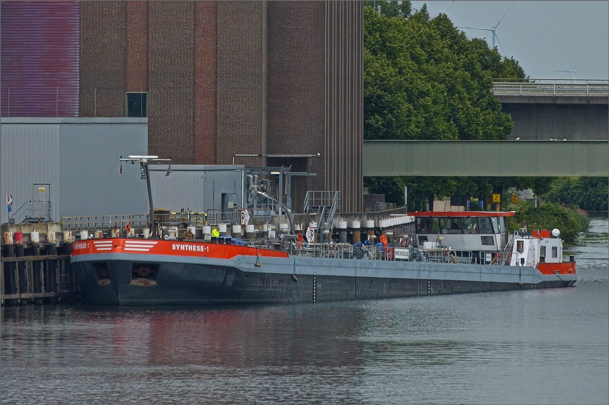 TMS „SYNTHESE-1“; ENI 02325952; Bj 1998; L 85,88 m; B 11,40 m; Tonnage 2003 t; liegt am Kai in Maastricht vor Anker.  17.07.2020