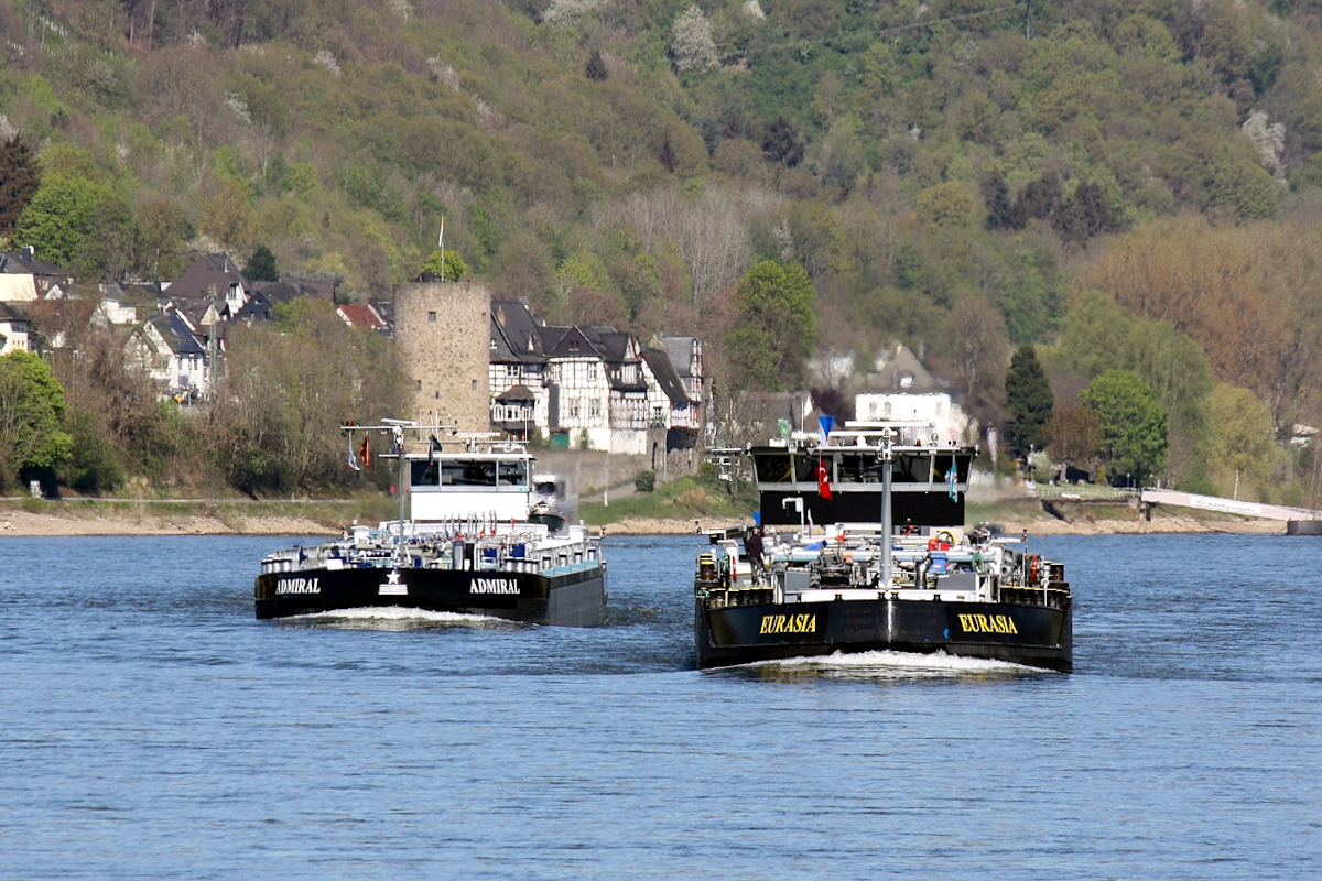 TMS ADMIRAL (ENI:02331666) & TMS EURASIA (ENI:06003626) auf dem Rhein am 08.04.2022 zu Berg in Braubach. 