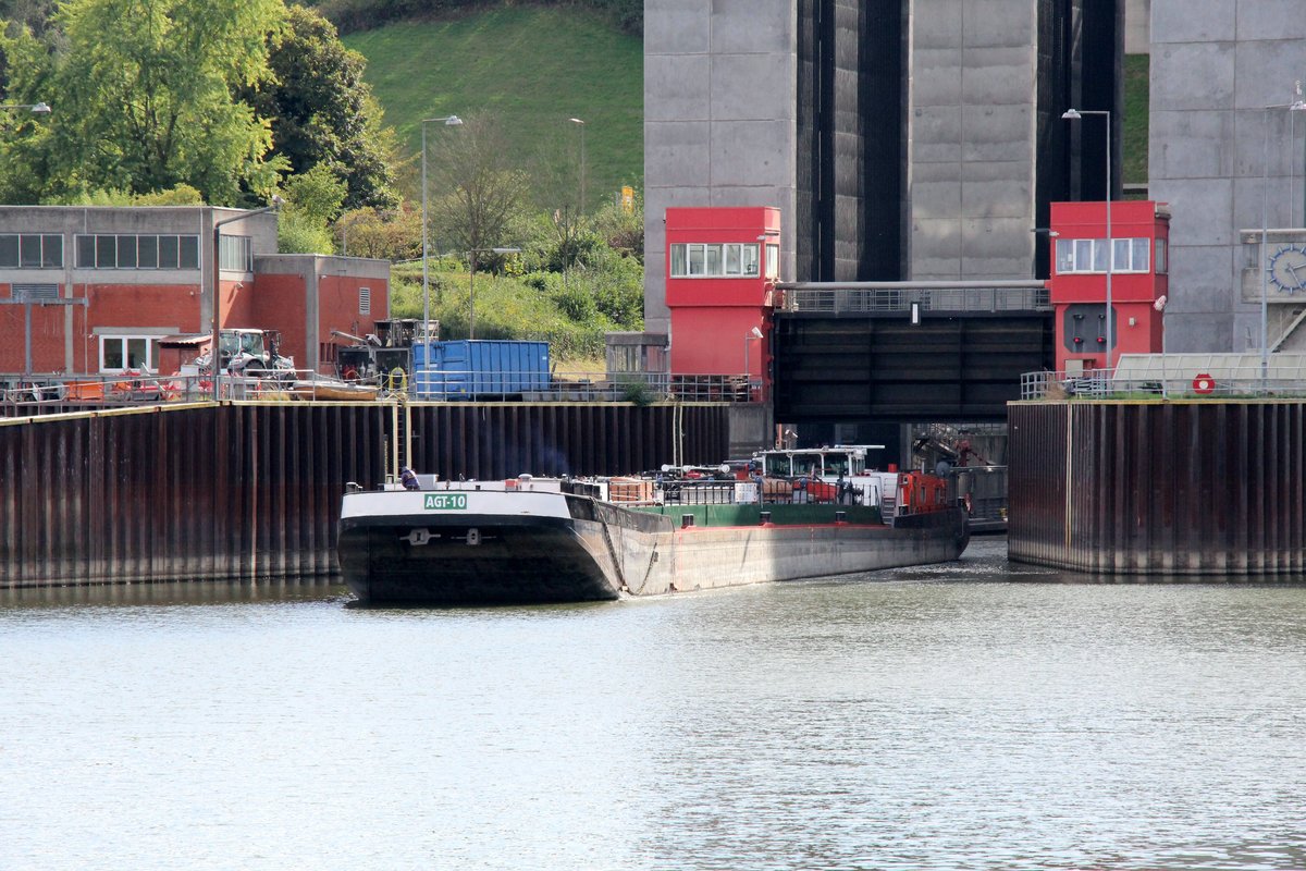 TMS AGT-10 (04017280 , 80 x 9m) am 25.09.2020 nach der Talfahrt im Schiffshebewerk Scharnebeck / Elbe-Seitenkanal bei der Ausfahrt aus dem Osttrog.