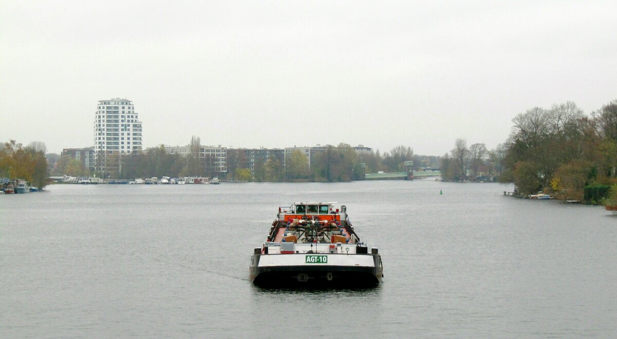 TMS  AGT-10  (04017280 , 80 x 9m) , ex Dettmer Tank 53 , am 19.11.2021 auf der  HAVEL  Höhe der Insel Eiswerder auf Talfahrt.  