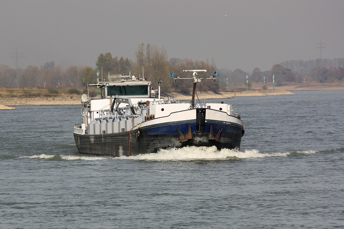 TMS Alinda B (Zementtanker) (ENI:02317730) Baujahr:1957 L.62,65m B.7,59m T.744 am 06.10.2018 zu berg bei Xanten.