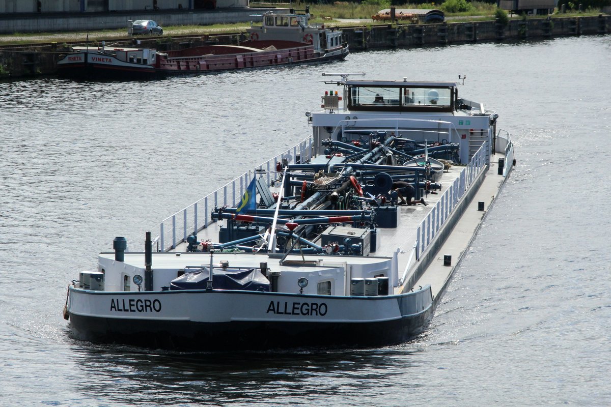 TMS ALLEGRO (04003700 , 84 x 9m) am 07.08.2016 auf Liegeplatzsuche in Berlin-Spandau Höhe Tankschiffhafen.