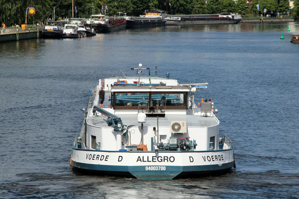 TMS ALLEGRO (04003700 , 84 x 9m) am 07.08.2016 auf der Havel in Berlin-Spandau zu Berg.