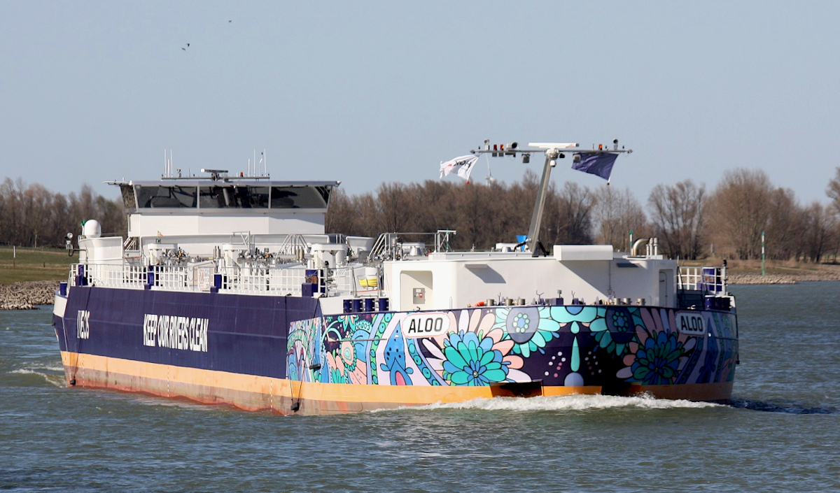 TMS ALOO (ENI:02338434) L.110 m B.15 m T 3326 Flagge Deutschland auf dem Rhein am 19.03.2022 zu Berg in Xanten.