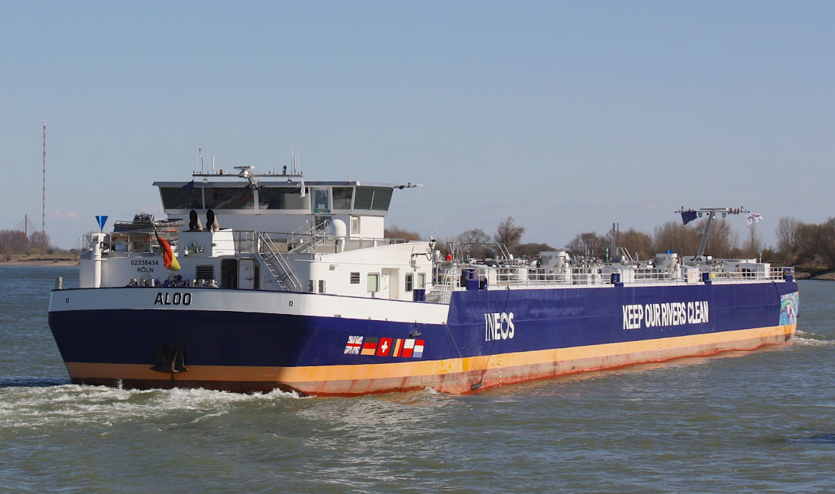 TMS ALOO (ENI:02338434) L.110 m B.15 m T 3326 Flagge Deutschland auf dem Rhein am 19.03.2022 zu Berg in Xanten.