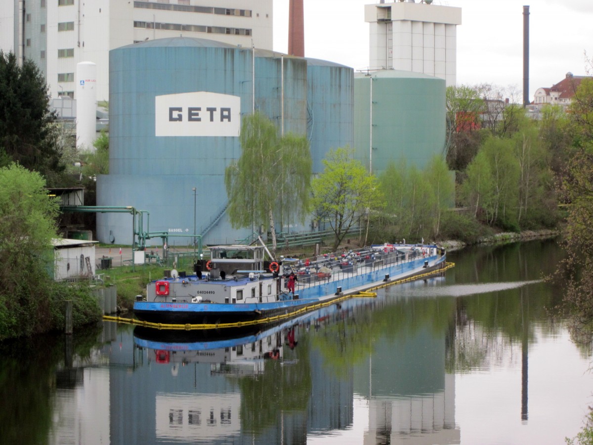 TMS Altenberge (04024490 , 82 x 9) am 10.04.2014 im Teltowkanal in Berlin-Tempelhof beim Löschen.