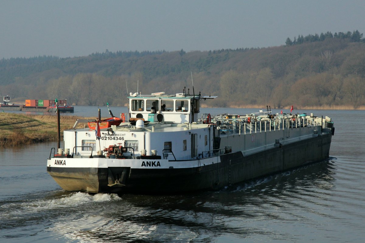 TMS Anka (02104346 , 85 x 9,5m) am 08.02.2018 aus dem ESK bei Artlenburg kommend in die Elbe zu Tal einfahrend.