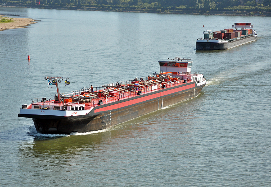 TMS  Anna  und dahinter Containerschiff  Henri R.  auf dem Rhein in Bonn - 04.09.2013