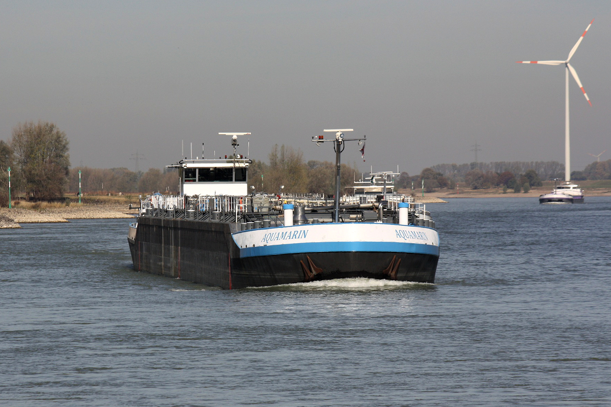 TMS Aquamarin (ENI:2326915) L.10m B.1,40m T.2808 Tiefgang:3,40m am 05.10.2018 zu Berg bei Xanten.