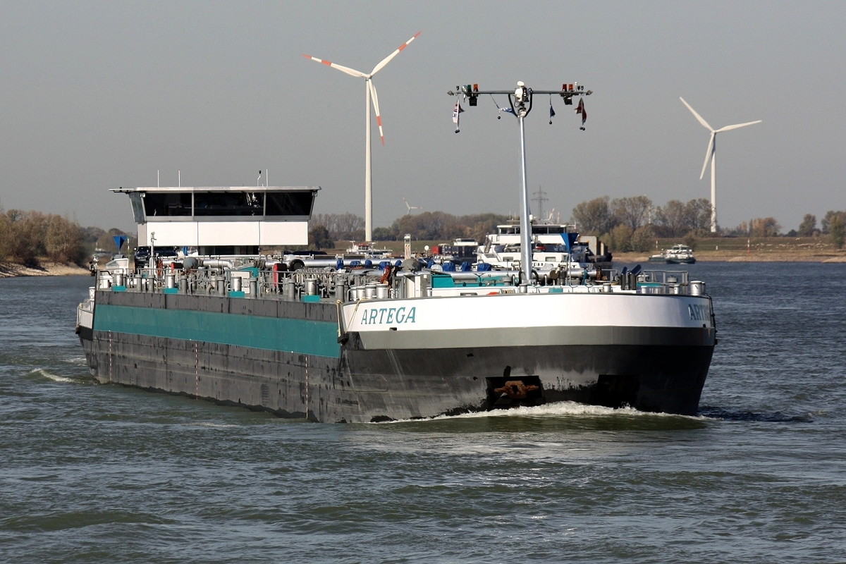 TMS Artega Europa Nr.:06150211 am 13.10.2018 auf dem Rhein bei Xanten.