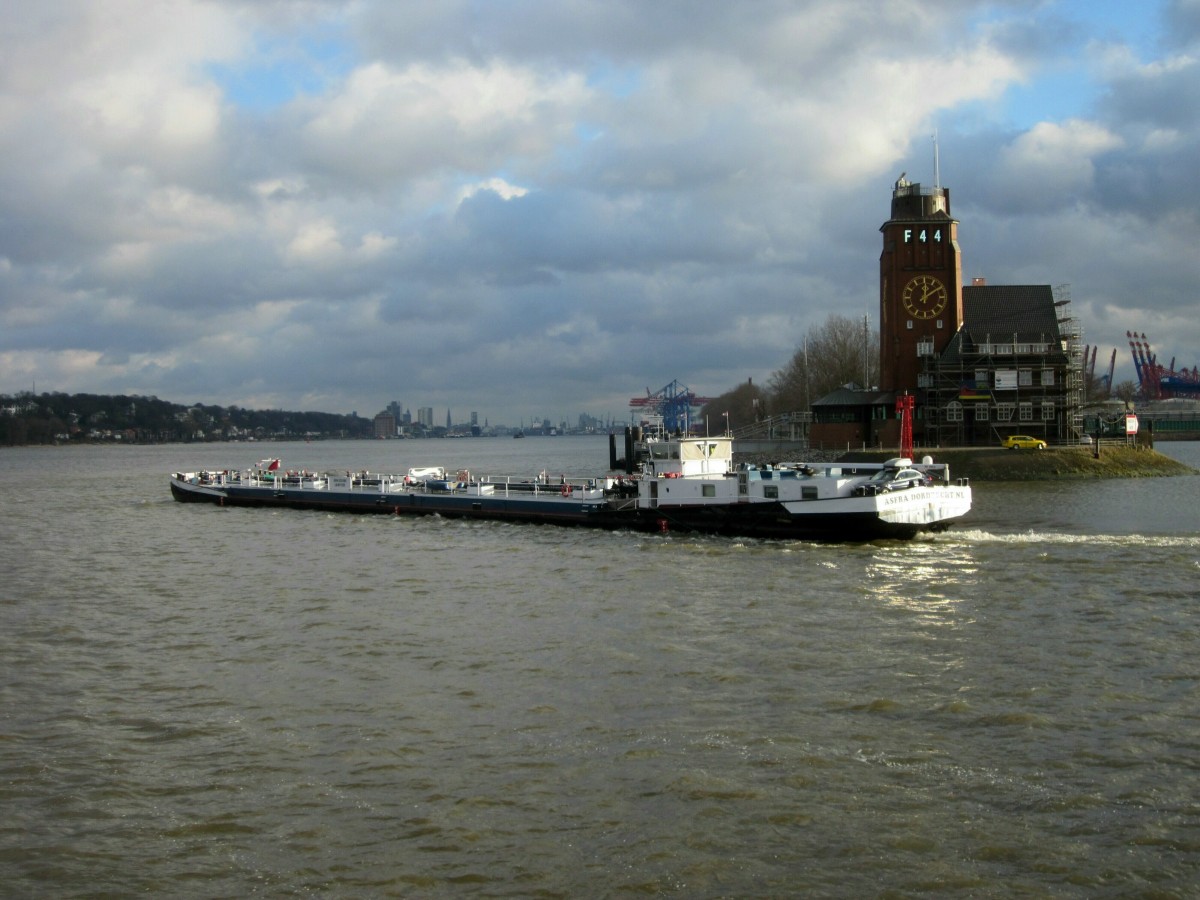 TMS Asfra (02321983 , 80 x 9m) bog am 21.12.2015 vom Köhlfleet kommend nach Steuerbord auf die Norderelbe zu Berg im Hafen HH ab. 