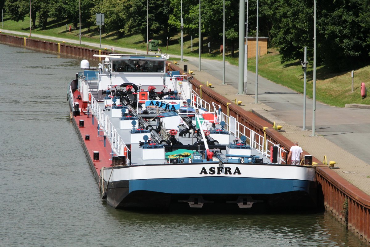 TMS ASFRA (02321983 , 80 x 9m) am 19.07.2016 im Unteren Vorhafen der Schleuse Uelzen II beim Anlegen. Das TMS fuhr zu Berg.