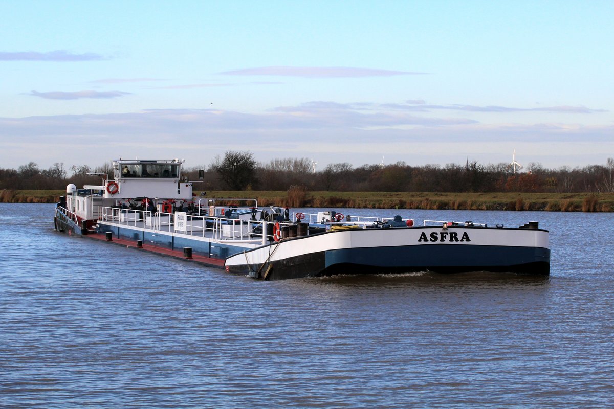 TMS Asfra (02321983 , 80 x 9m) am 23.11.2017 aus dem Mittellandkanal kommend bei der Einfahrt in den Rothenseer Verbindungskanal.