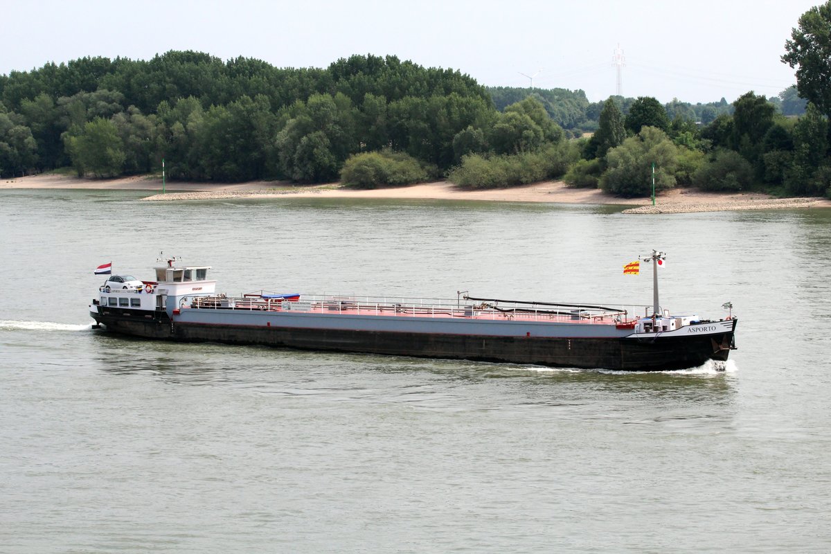 TMS Asporto (02203885 , 66,10 x 6,64m) am 05.07.2017 auf dem Rhein bei Rees auf Talfahrt.