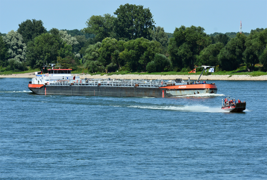 TMS  Auriga  auf dem Rhein bei Bonn. Ein Mehrzweckboot der Feuerwehr Bonn ist gerade am Überholen - 17.08.2016