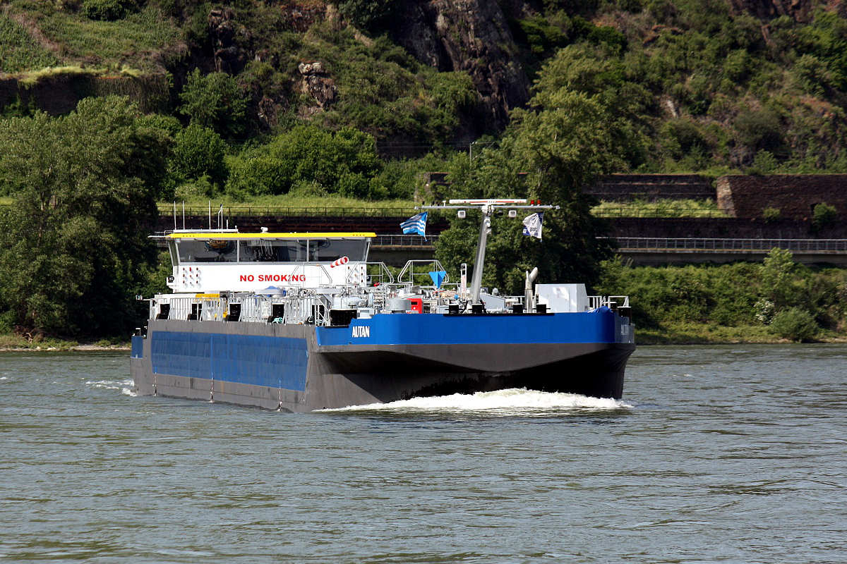 TMS Autan (ENI:02337862) Baujahr:2018 L.110m B.11,37m T.1839 am 04.06.2018 auf dem Rhein km 451 zu Berg bei Oberwesel.