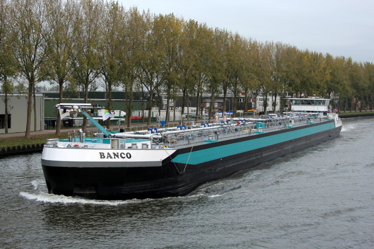 TMS Banco (06105272 , 110 x 11,40m) am 24.10.2014 auf dem Amsterdam-Rijnkanaal zu Berg.