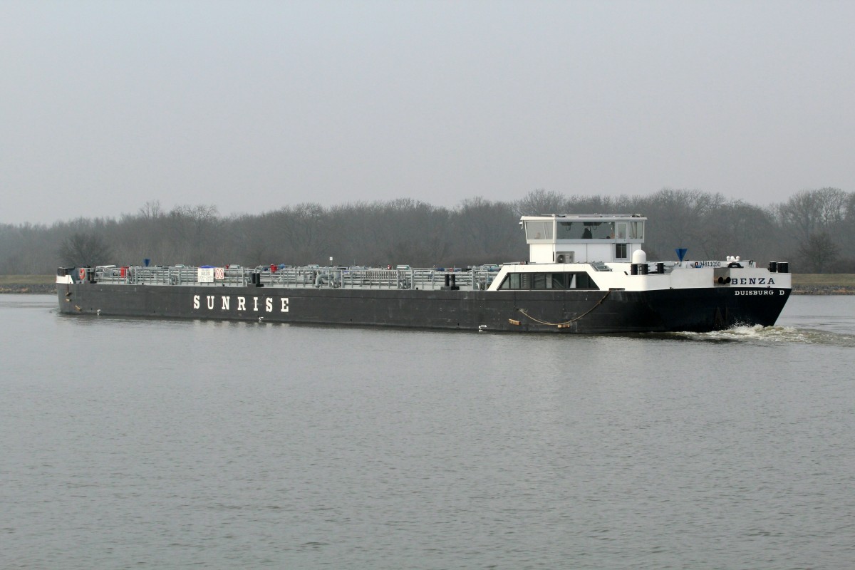 TMS Benza (04811050 , 84,99 x 9,59) , ein TMS der Sunrise-Baureihe , fährt am 06.03.2014 aus der Schleuse Rothensee kommend in den Mittellandkanal (MLK) Fahrtrichtung WOB ein.