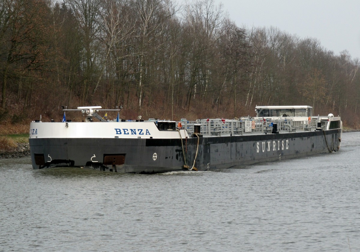 TMS Benza (04811050 , 84,99 x 9,59m) am 03.01.2016 auf dem Mittellandkanal bei Wedelheine mit Fahrtrichtung BS / H.