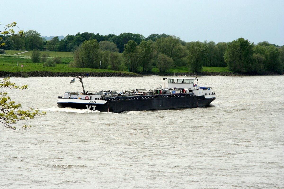 TMS Berlin (02211189 , 81,3 x 10,20m) am 15.05.2012 auf Rhein-Bergfahrt bei Rees.