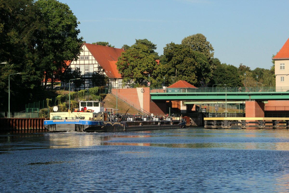 TMS Bernhard Burmester , 08043015 , 80 x 9m , am 15.09.2016 bei der Einfahrt in die Nordkammer der Schleuse Kleinmachnow zur Bergschleusung.