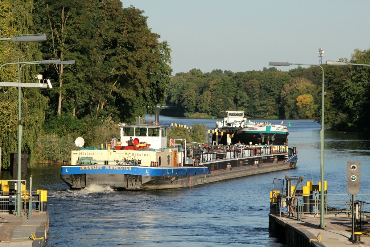 TMS Bernhard Burmester , 08043015 , 80 x 9m , verließ am 15.09.2016 nach der Bergschleusung die Schleuse Kleinmachnow und befuhr den Tek (Teltowkanal) zu Berg. Das TMS Fueltrans war in  Wartestellung  auf Talfahrt.