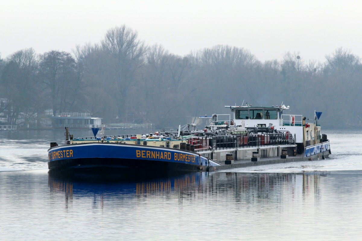 TMS Bernhard Burmester (08043015 , 80 x 9m) am 19.01.2015 im Weißer See / Sacrow-Paretzer-Kanal auf Bergfahrt.