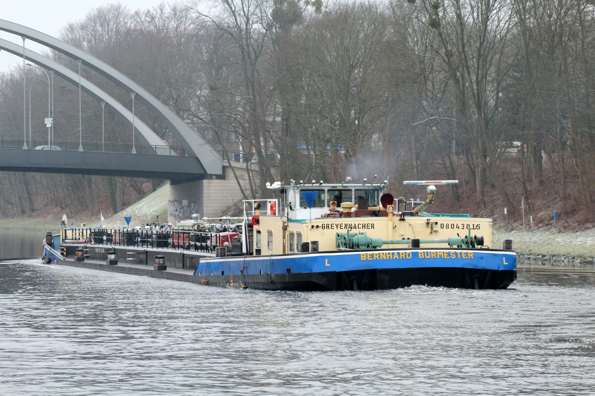 TMS Bernhard Burmester (08043015 , 80 x 9m) am 19.01.2015 im Sacrow-Paretzer-Kanal bei Potsdam-Nedlitz zu Berg.  