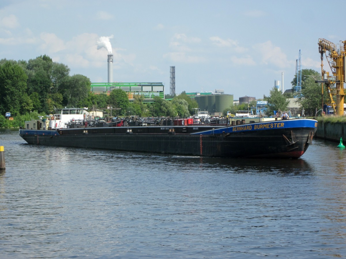 TMS  BERNHARD BURMESTER (08043015 , 80 x 9m) am 16.07.2015 vom Ruhlebener Altarm kommend zu Tal über die Spree in die Havel.