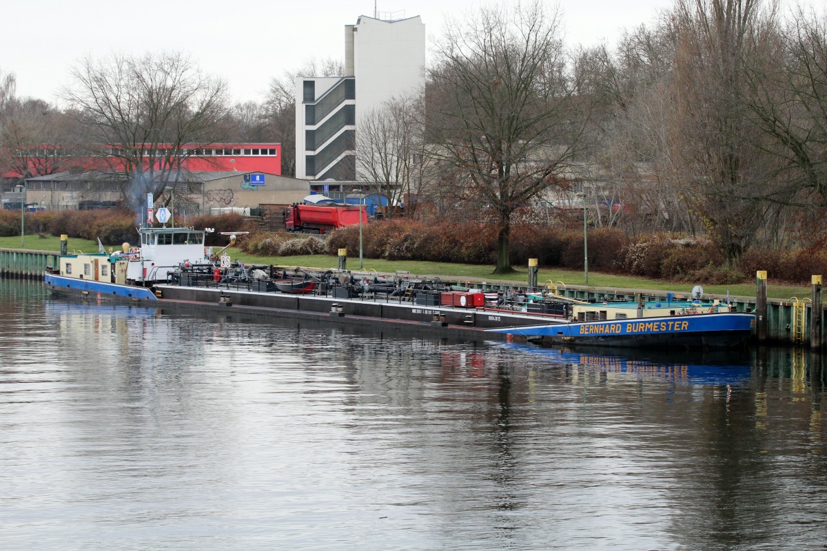 TMS Bernhard Burmester (08043015 , 80 x 9) am 07.12.2015 im Tankschiffhafen in Berlin-Spandau. Dort wartete das TMS auf das Löschen im Ruhlebener Altarm.