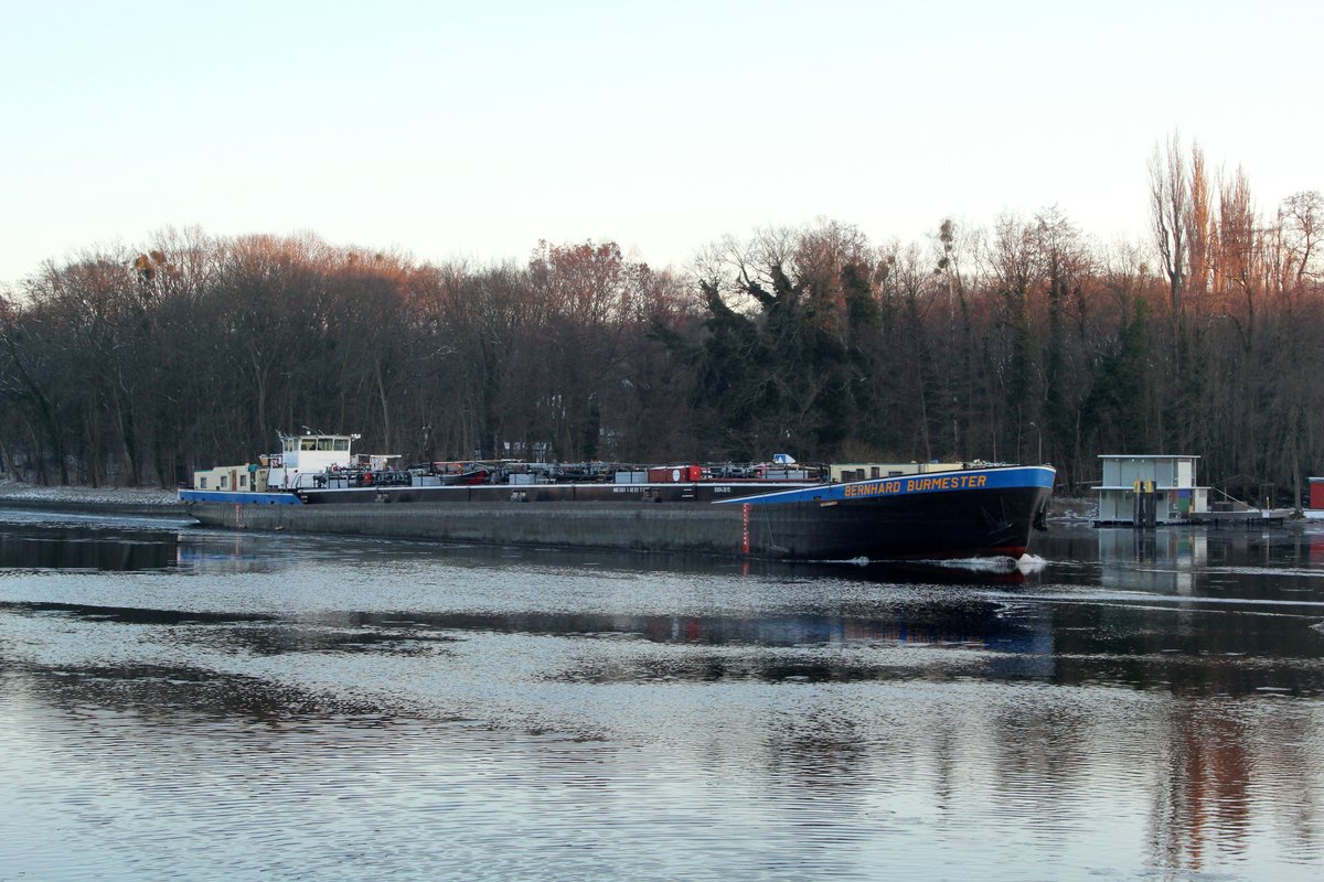 TMS Bernhard Burmester (08043015 , 80 x 9m) befuhr am 17.01.2017 den Sacrow-Paretzer-Kanal (UHW) im Weißer See aus Berlin kommend zu Tal Richtung Westen. 