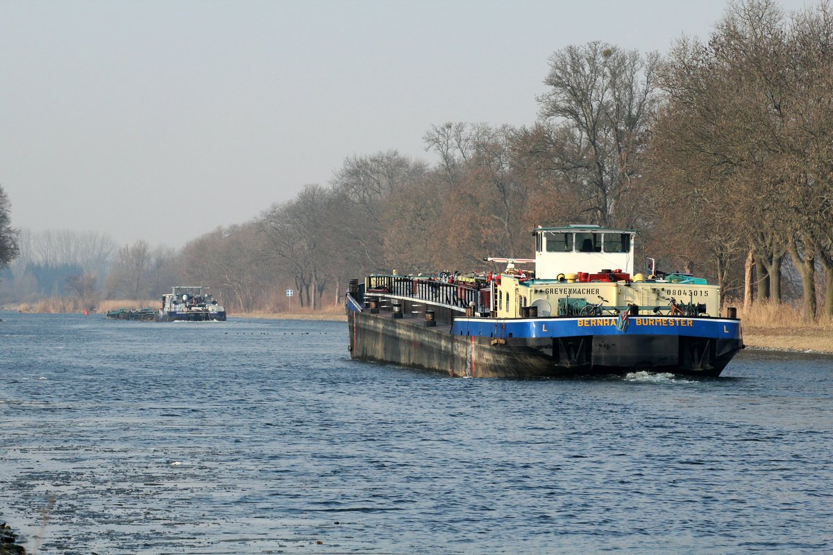 TMS Bernhard Burmester (08043015) folgte am 10.02.2017 dem vorausfahrendem Schubverband m. SB Orion II (05609480) im Sacrow-Paretzer-Kanal zw. dem Schlänitzsee u.d. Göttinsee zu Tal.