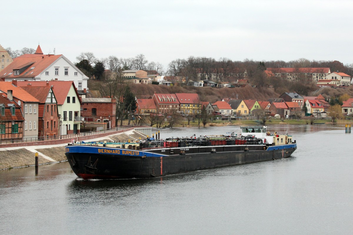 TMS Bernhard Burmester (ENI 08043015 , L 80 , B 9 m) am 12.03.2015 auf der Havel (Untere Havel Wasserstrasse / UHW) in Havelberg zu Tal.