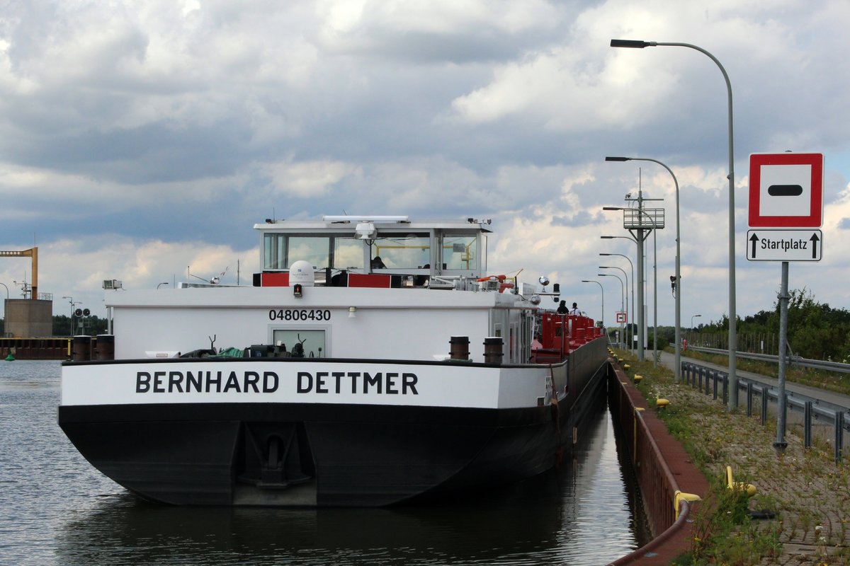 TMS BERNHARD DETTMER (04806430 , 100 x 9,50m) am 19.07.2016 im Oberen Vorhafen (ESK) der Schleuse Uelzen II. Das TMS legte zur Talschleusung ab.