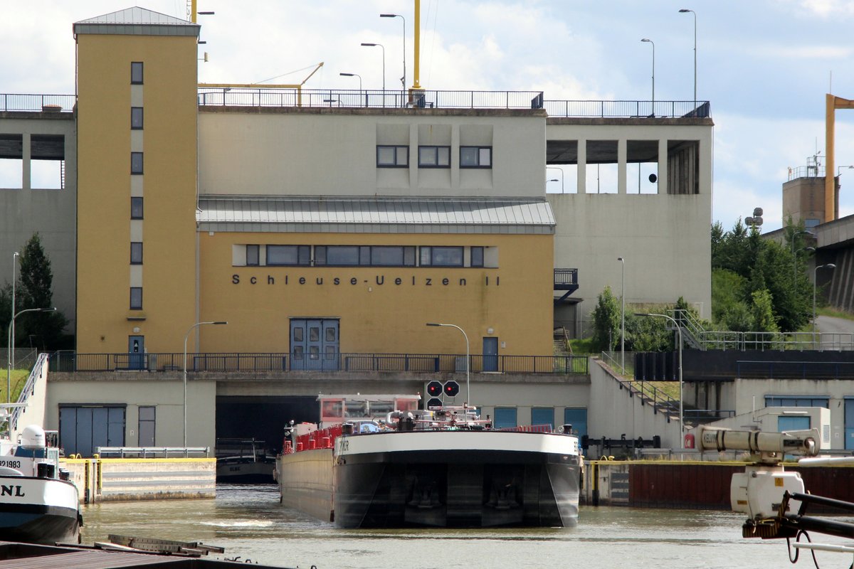 TMS BERNHARD DETTMER (04806430 , 100 x 9,50m) am 19.07.2016 bei der Ausfahrt aus der Schleuse Uelzen II. Das TMS wurde zu Tal geschleust.