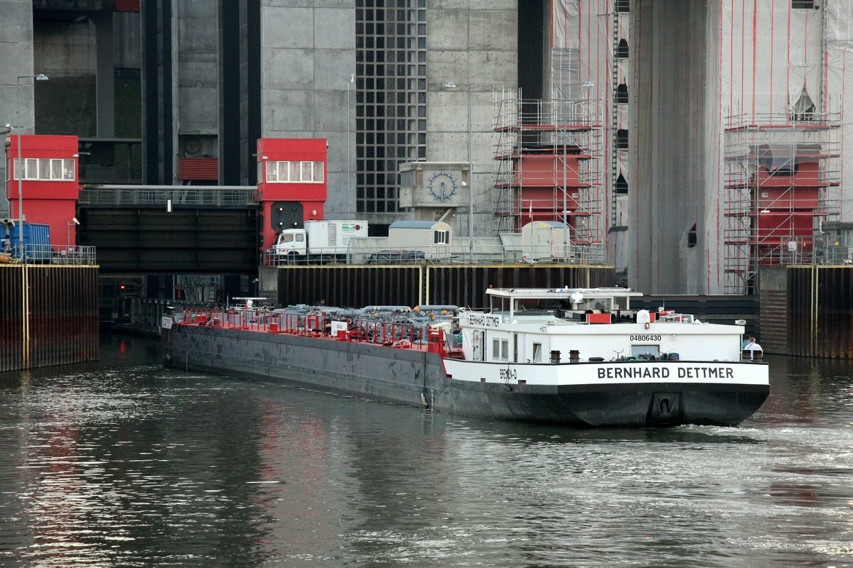 TMS Bernhard Dettmer (04806430 , 100 x 9,5m) am 26.02.2019 bei der Einfahrt in den  Östlichen Fahrstuhl  des Schiffshebewerkes Scharnebeck. Die Fahrstuhlfahrt ging nach oben. 